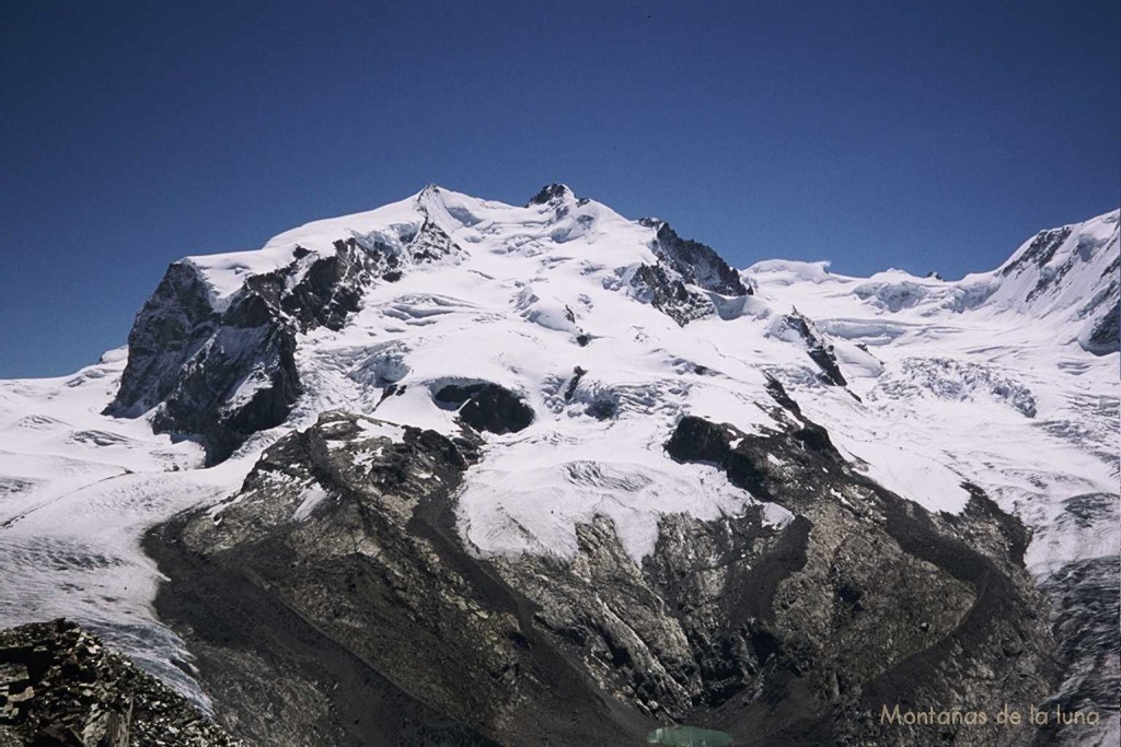 Macizo de Monte Rosa, su refugio abajo derecha. Arriba a la derecha Sattel y la Dufourspitze y el Nordend a la izquierda